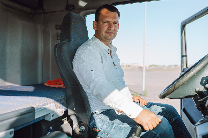 乌鲁木齐空运快件至到马来西亚关丹(Kuantan)货运代理