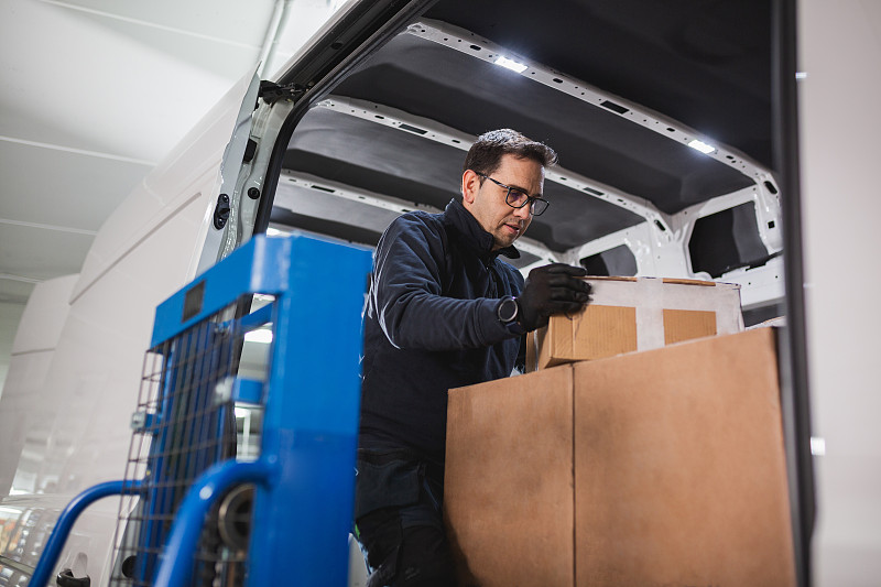 经由中国大连将仿牌寄到马来莎阿南(Shah Alam)