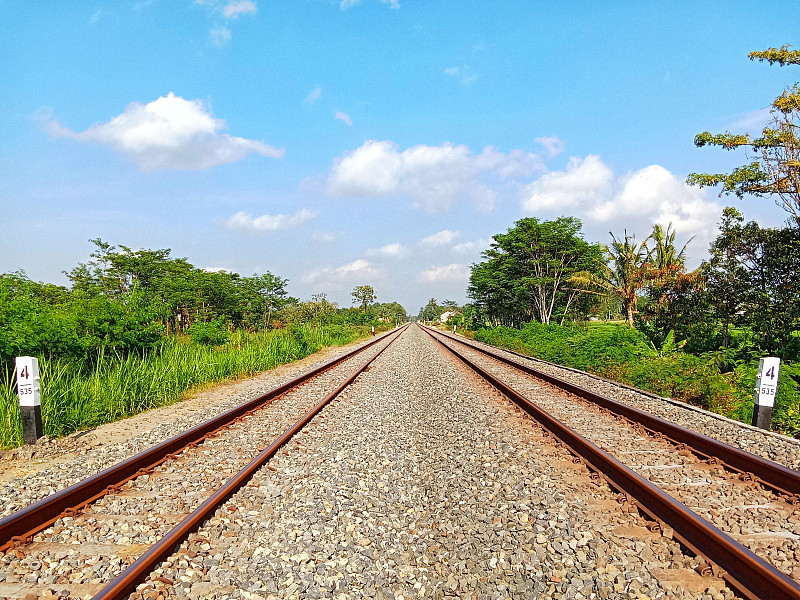 经过香港把泡沫邮寄到马来斗亚兰(Tuaran)