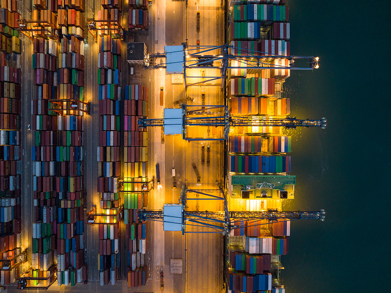 商品塑封机经中国广州采取轮船送货抵到美国费城