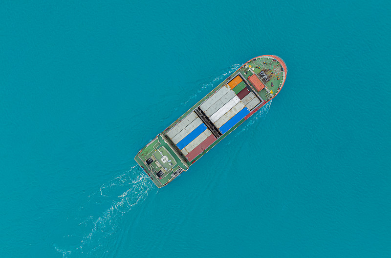 物品簇叶经中国香港选取轮船配送抵到美国迈阿密