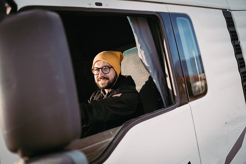 经由香港把茅台寄到美国纽约