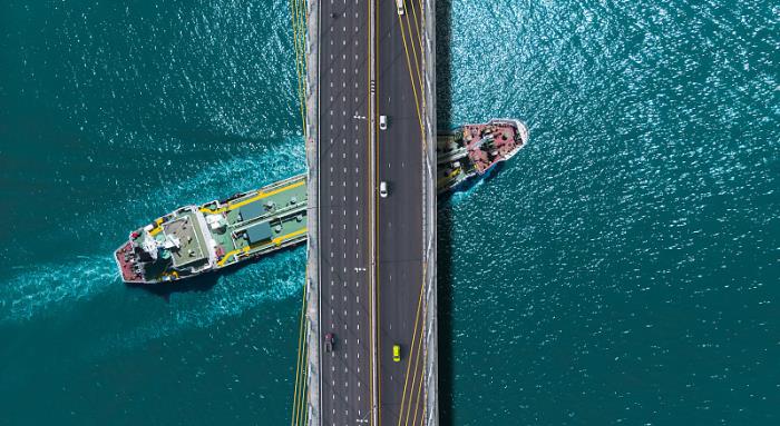 发国际快递到美国,是按照实际重量计费还是体积重量计费？