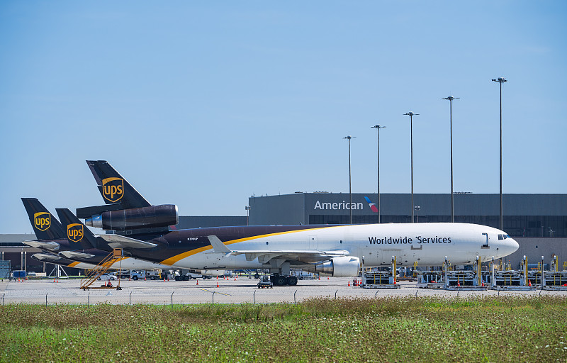 商品毛巾烘干架/电热毛巾架从中国深圳使用飞机配送抵到美国印第安纳波利斯