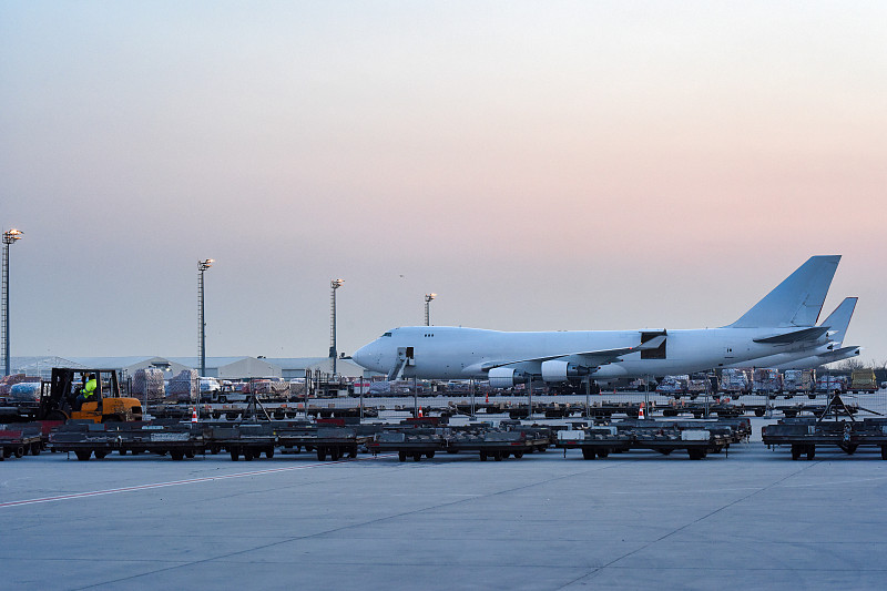 商品护肤品（面霜、眼霜、面膜）经中国广州选取飞机货代抵到美国堪萨斯城