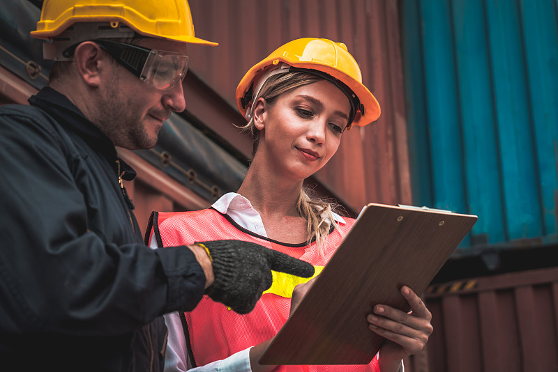 商品移动式变电站经中国东莞采取飞机配送到美国长滩