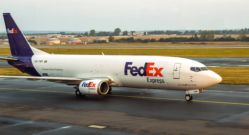 物品指接板经中国深圳选择飞机配送抵到美国密尔沃基