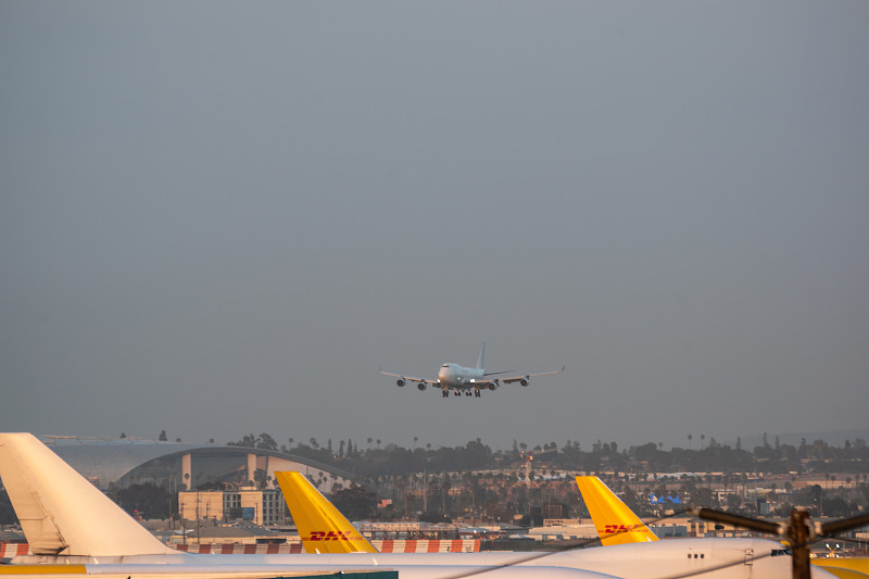 货品内螺纹钢管经中国武汉选取空运快递抵达美国迈阿密