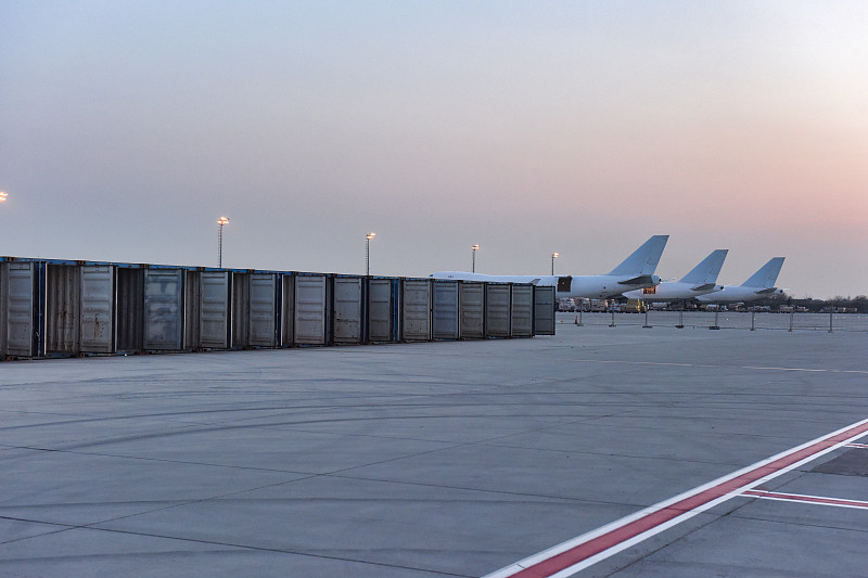 货品工业指示灯经中国成都使用空运配送抵达美国