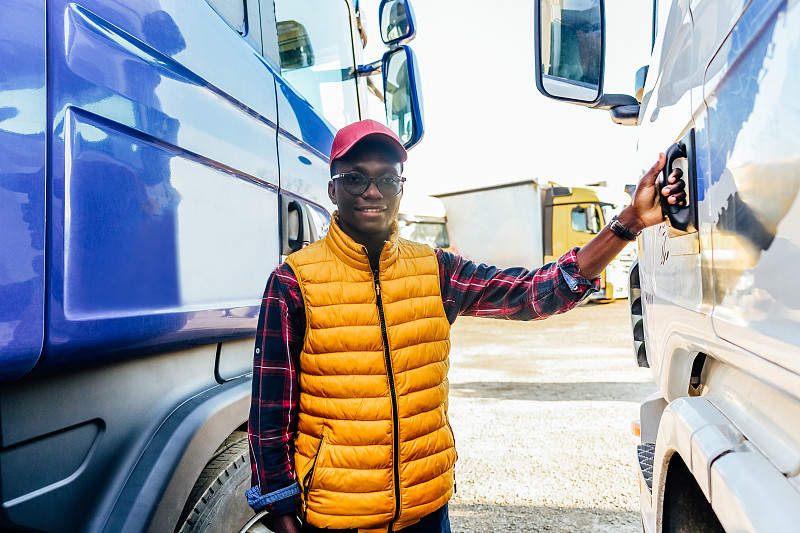 物品厨房秤经上海选取轮船物流配送抵到沙特阿拉伯——布盖格