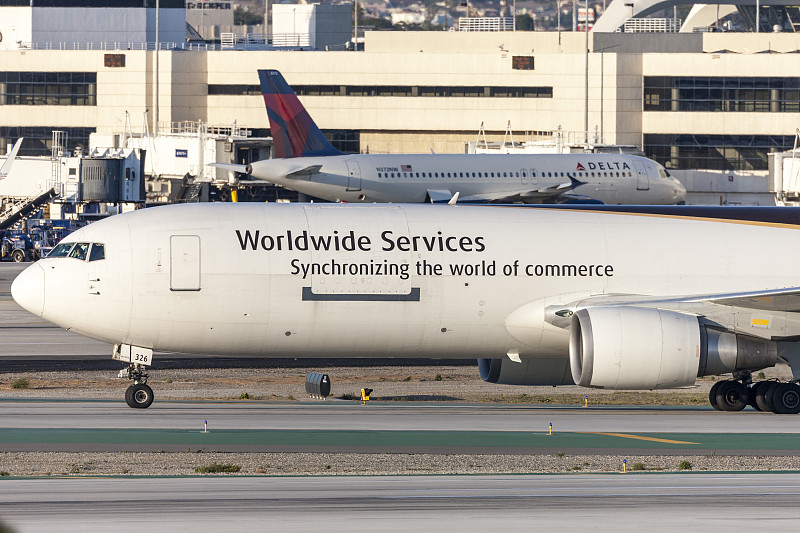 经由深圳把电脑屏幕邮寄到加拿大卡尔加里