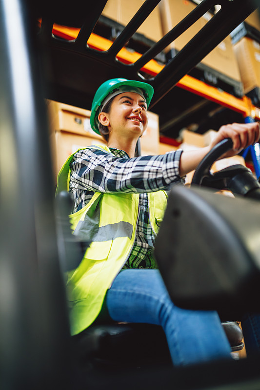 经过广州将体育用品寄到加拿大萨斯卡通