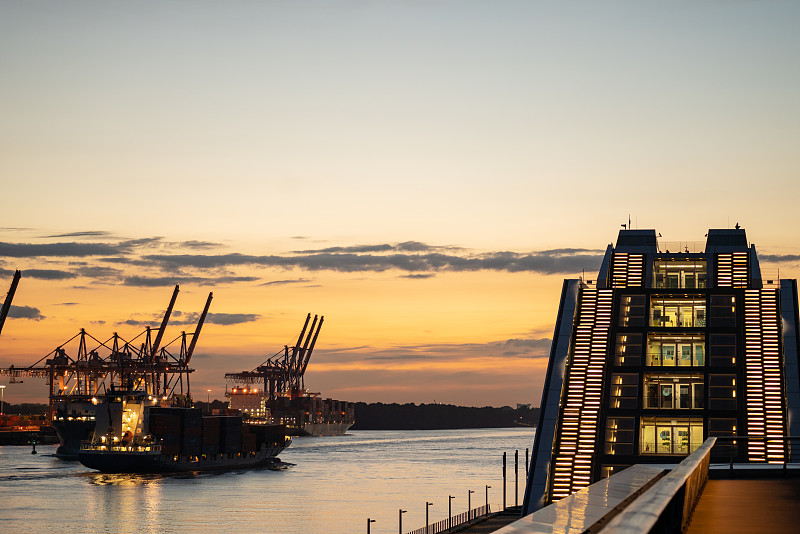 经过中国南宁把腊肠寄到加拿大魁北克城