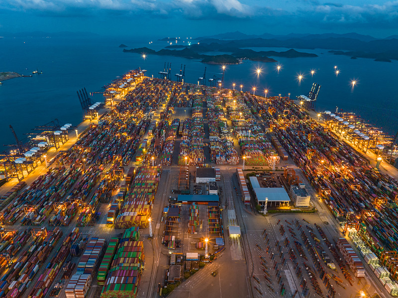 经由中国上海把鞋子邮寄到加拿大布兰普顿