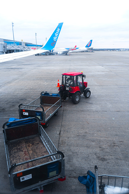 经过中国西安将鞋子寄到加拿大金斯顿