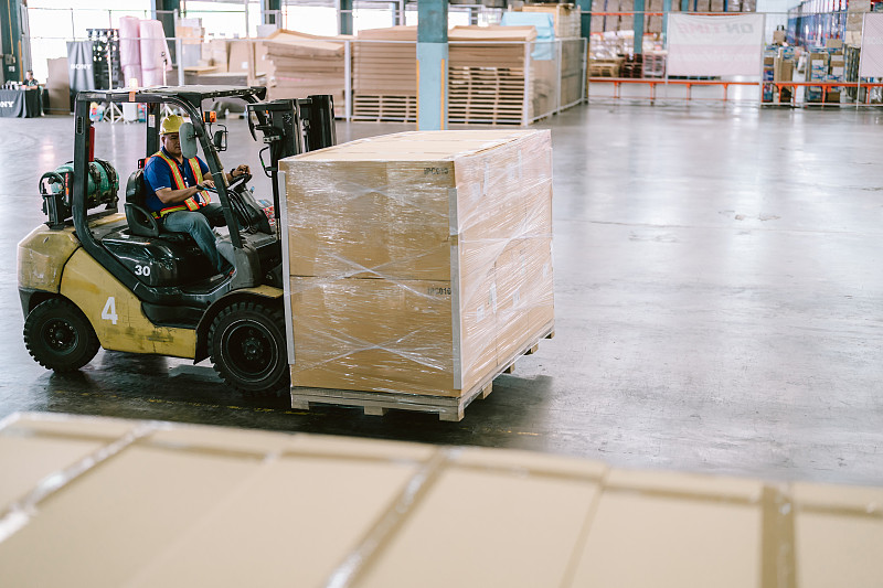 通过南宁将包裹寄到加拿大蒙特利尔