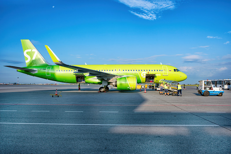 经过东莞笔记本电脑寄到加拿大素里