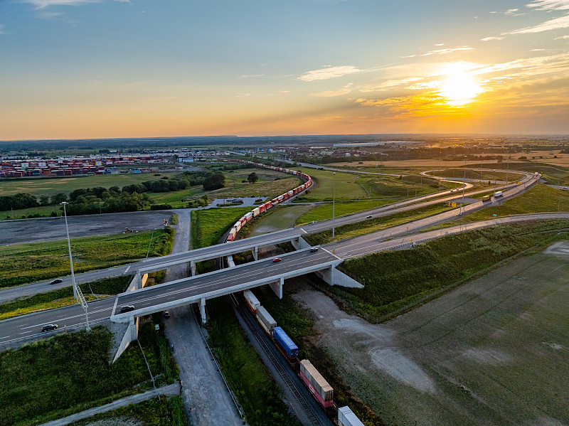 经由中国天津把书箱邮寄到加拿大红鹿市