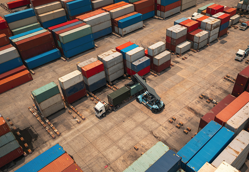 从中国运输一个20尺/40尺高柜集装箱到加拿大海运费是多少？