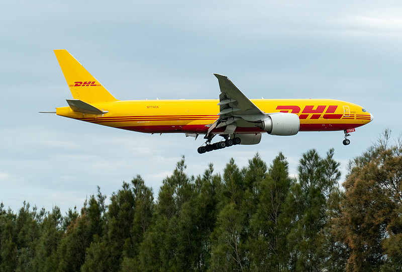 加拿大港口罢工可能导致拥堵，货物转向空运