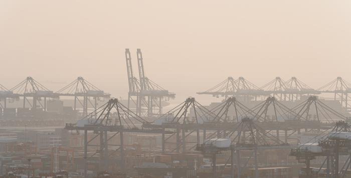 国际海运船公司赫伯罗特征收中国出口到美国和加拿大的附加费