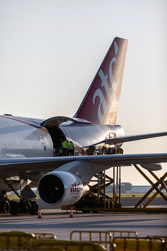 经过深圳海鲜寄到英国费利克斯托