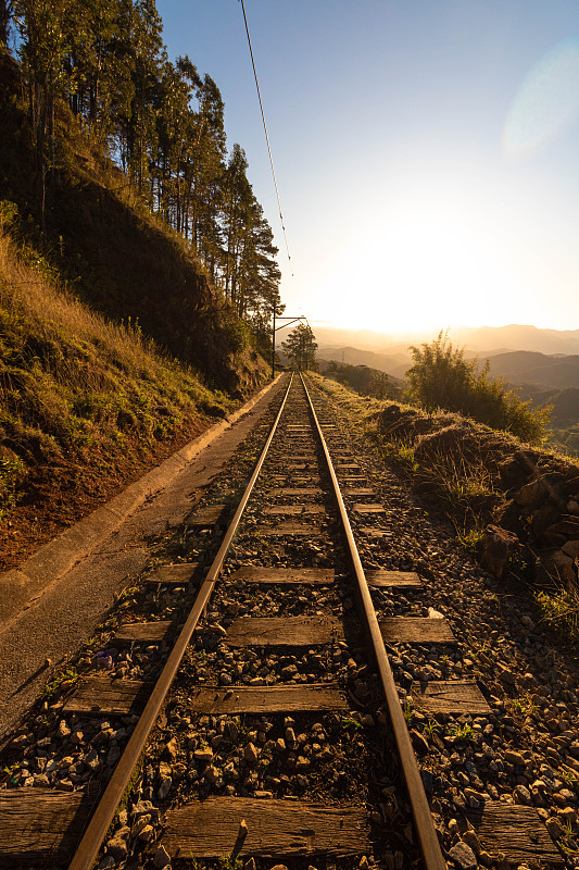 经过东莞把酒精寄到英国利物浦
