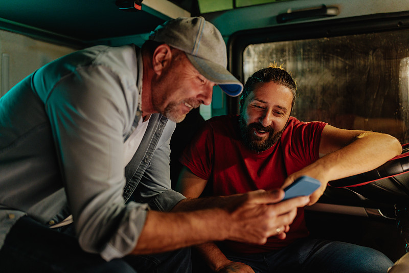 经由中国上海将尖锐物品寄到新加坡