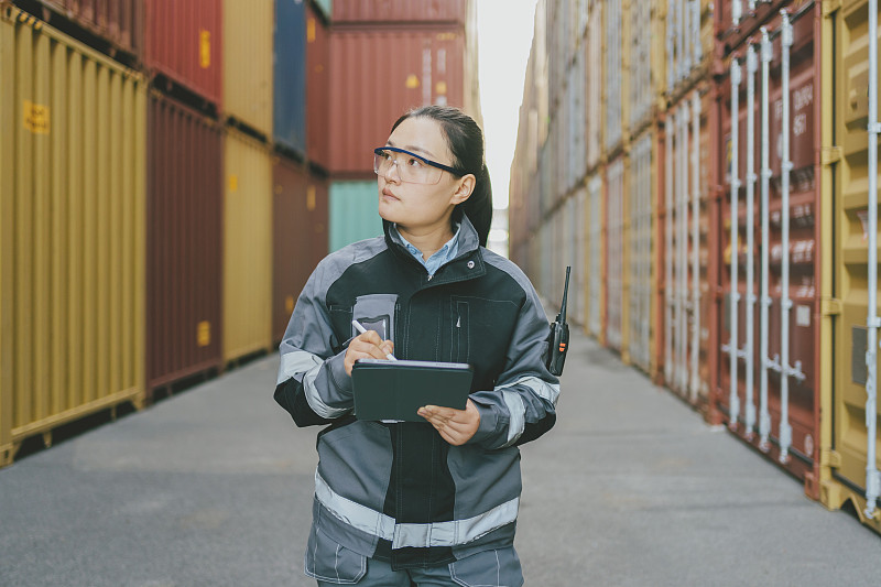 经过中国广州把发胶寄到英国斯劳