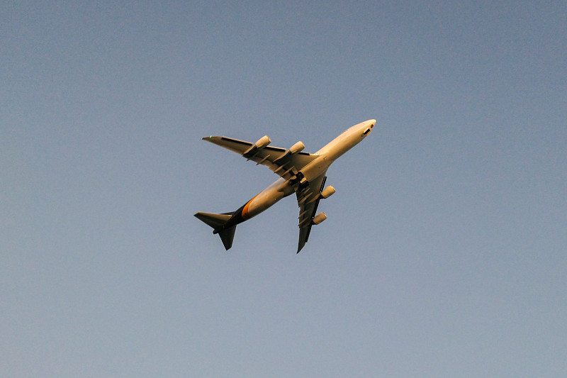 通过深圳杨梅寄到英国卢顿