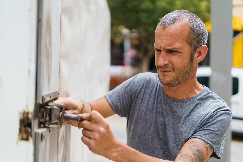 经由广州将华为手机邮寄到新加坡
