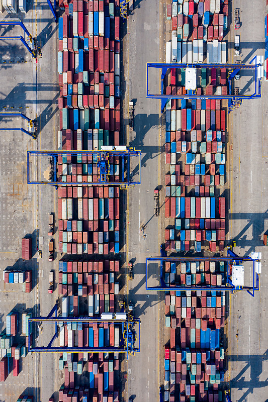 经过中国昆明将珠宝邮寄到英国达文特里