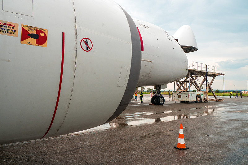 经由中国东莞将香烟寄到新加坡