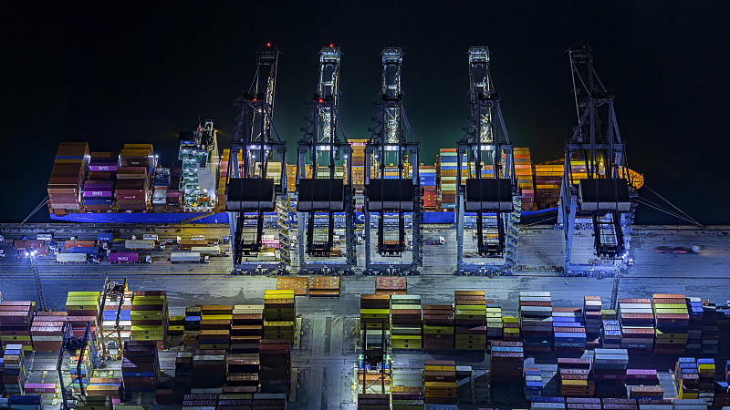 经过中国广州将行李箱寄到英国彼得伯勒