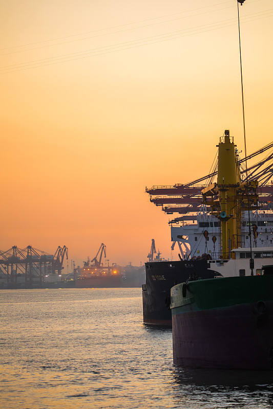 通过中国武汉家居装饰寄到英国费利克斯托