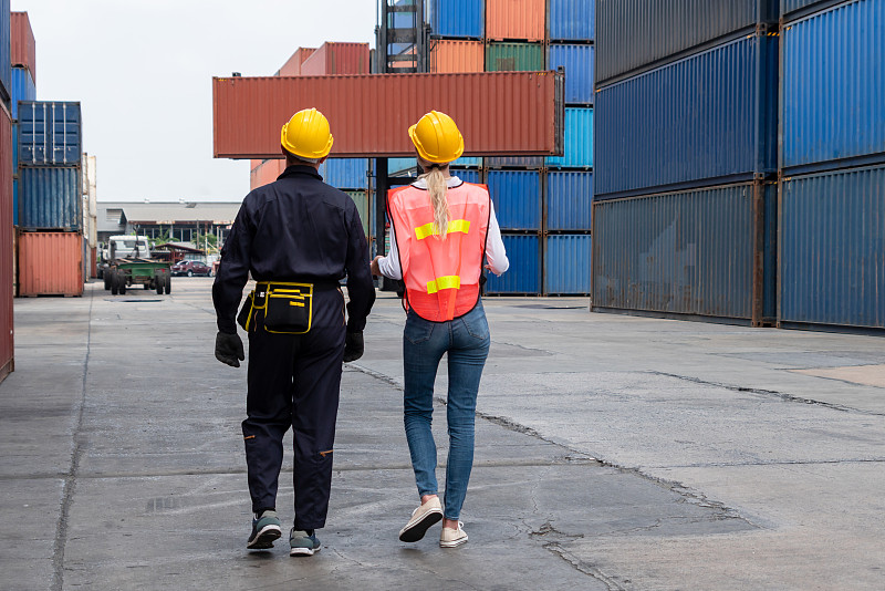 通过中国上海把LV包包寄到英国斯温顿