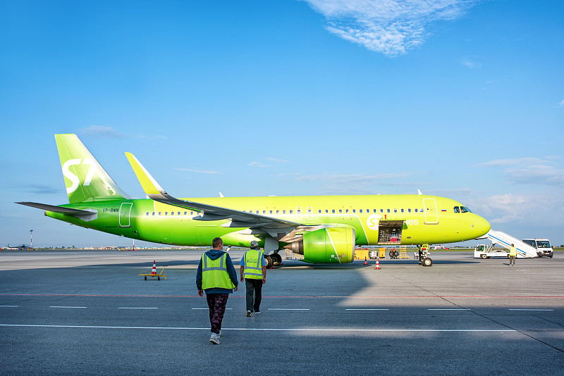 经过中国郑州酒水寄到英国诺里奇