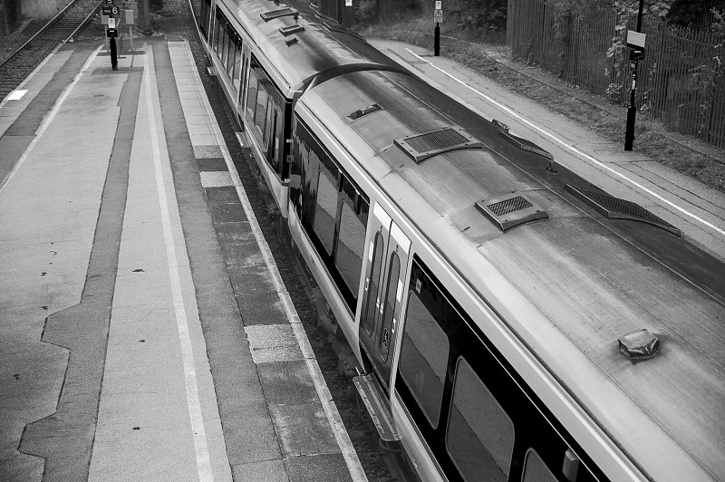 通过天津把体育用品寄到英国伊普斯威奇