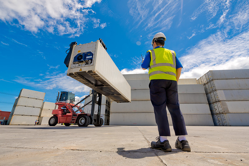 基于香港将一双鞋子邮寄到新加坡