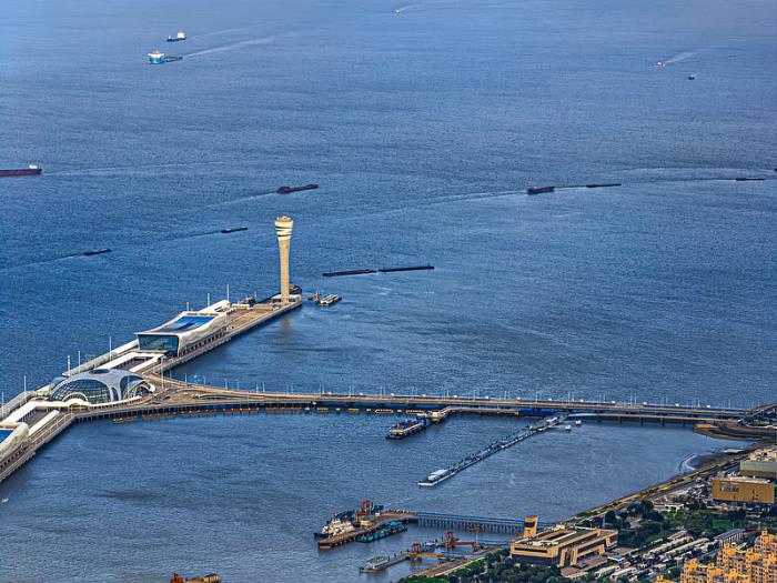 新加坡货代公司凭借其优秀的物流服务，赢得了全球客户的信赖与赞誉