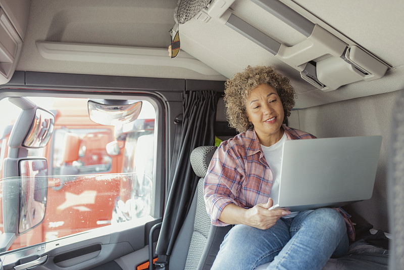 从中国上海将膏体邮寄到韩国金浦市