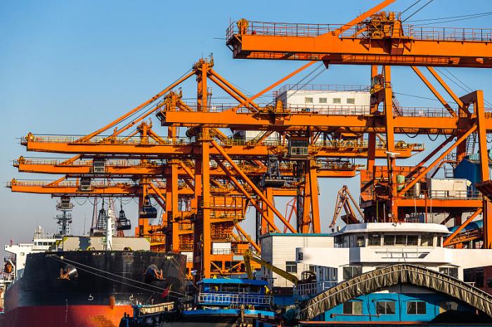 大连作为重要港口城市，在国际物流行业有一定的优势条件