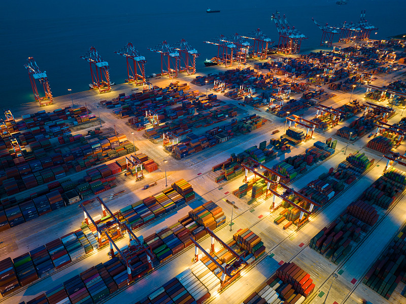 一集装箱货物出口到国外要经多少手