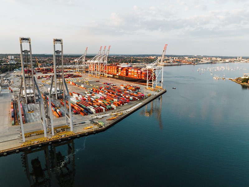 国际海运货物已发出，发件人要改港怎么办？