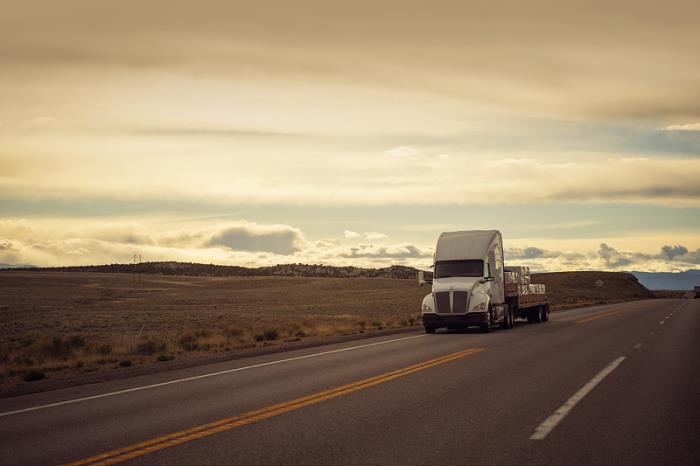 物品玩具由中国南京选用海运航线驳运到英国卡迪夫