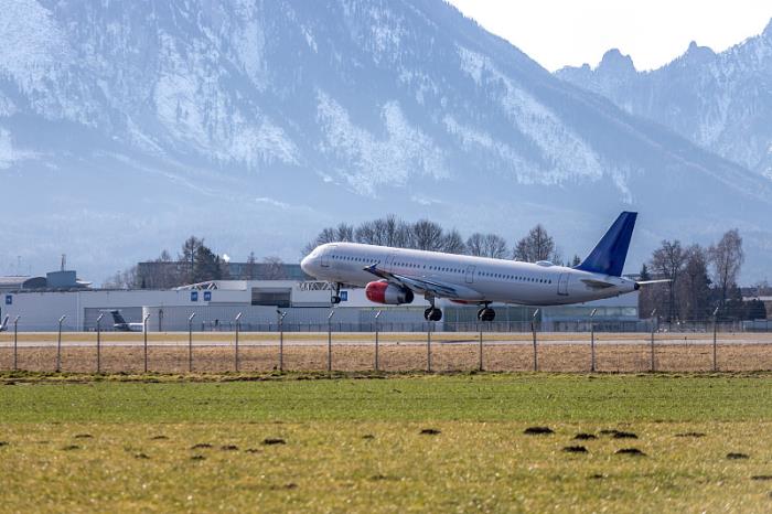 物件电脑外设由中国青岛采用货轮运输到英国特伦特