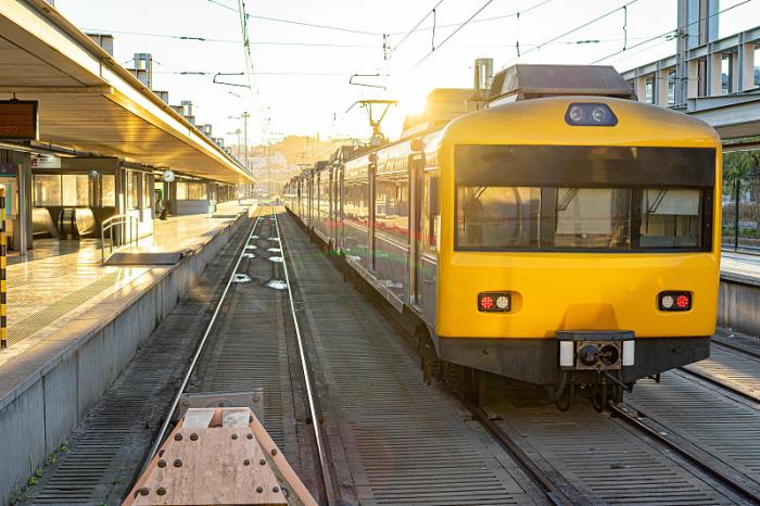 产品橡胶轮胎由中国青岛启用货轮驳运到英国格里诺克