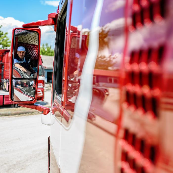 商品五金从中国杭州选取海运送往英国曼彻斯特