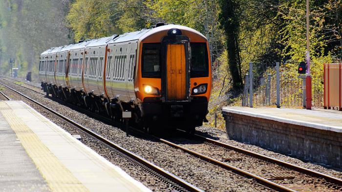 货物集装箱从中国哈尔滨市选用水运运到英国彼得伯勒