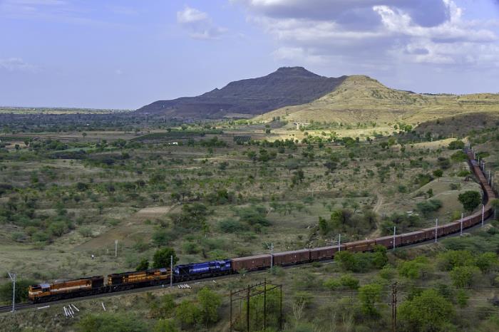 商品服装由中国盐城采用船运驳运到英国蒂赛德